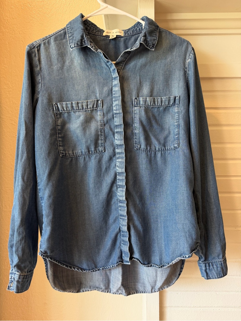 Cloth & Stone Blue Tencel Chambray Button Down Shirt Size Small